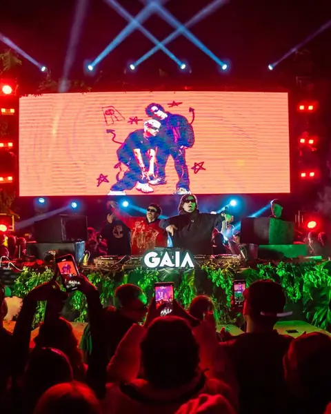 Festa eletrônica com painel de LED, DJs no palco e o público
