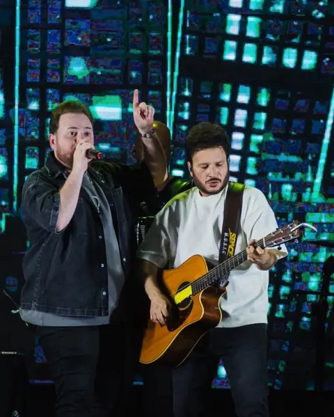 Dupla no palco com painel de LED ao fundo